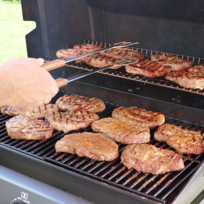 015_Grillmeister Urs im Einsatz